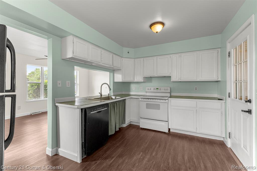444 S Ridge South Lyon, MI 48178 - Photo 10 of 33