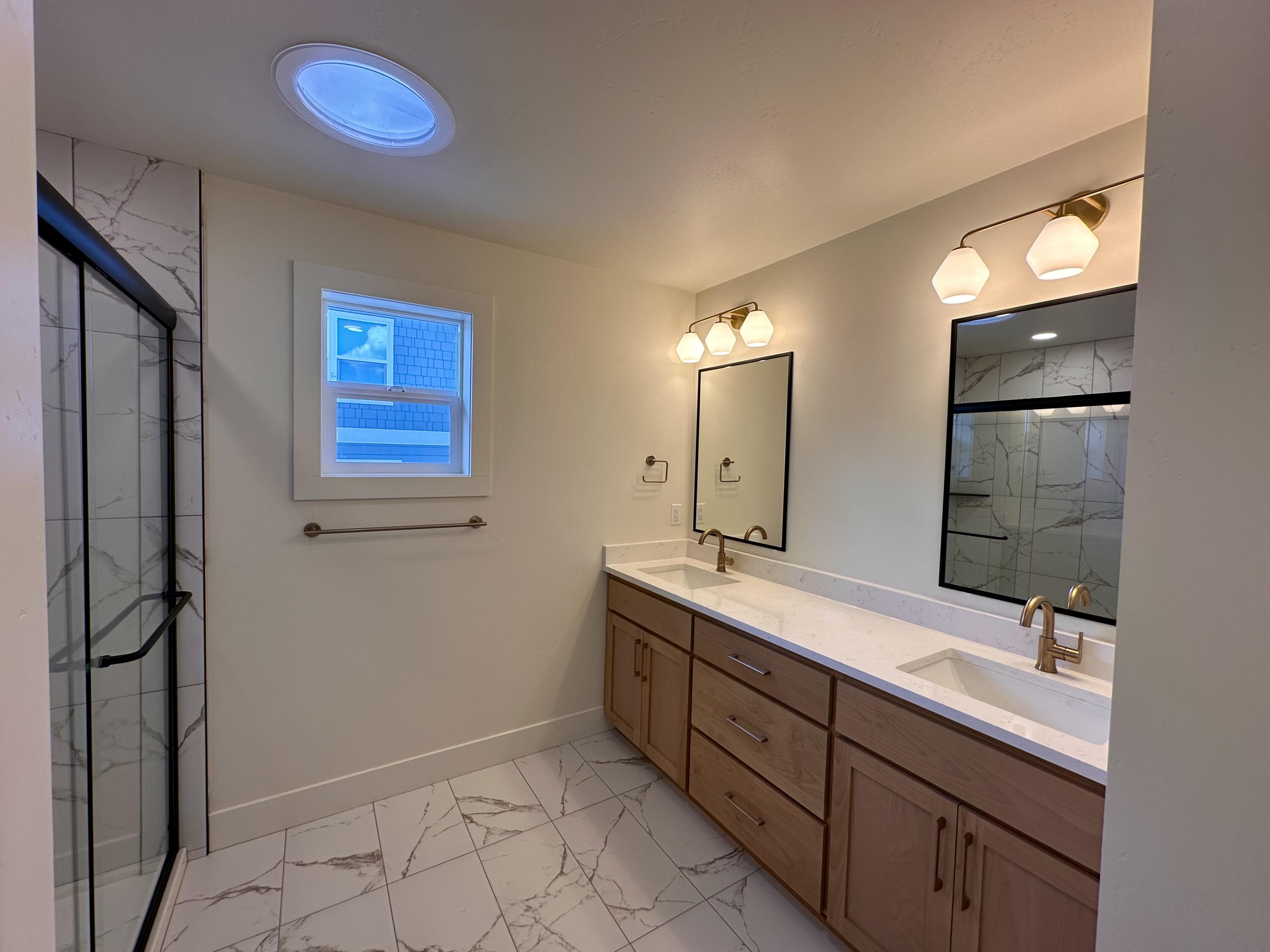 380 Randy Street Ashland, OR 97520 - Photo 32 of 43 Guest Bathroom