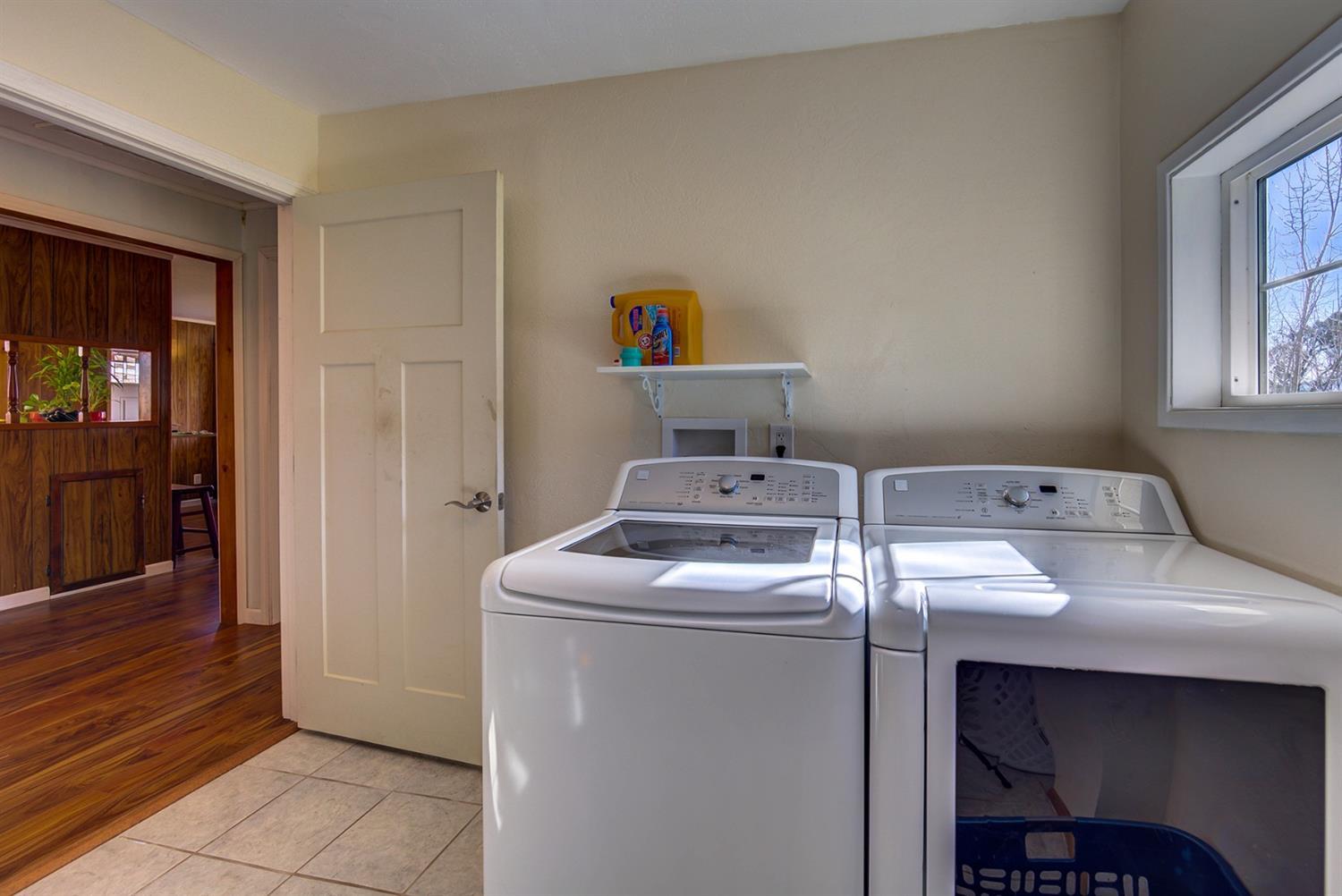 4149 Hilsinger Road Phoenix, OR 97535 - Photo 13 of 35 a utility room with dryer and washer