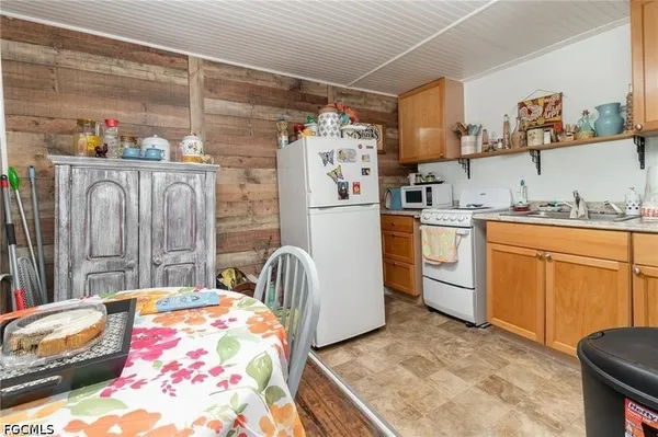 $1,000 | 102 3rd Street, Fort Myers, FL 33907