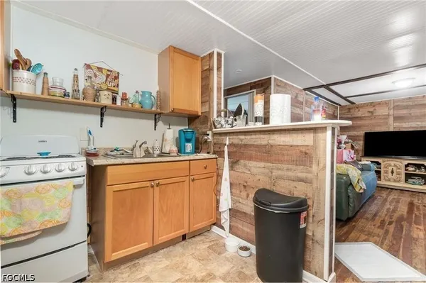 $1,000 | 102 3rd Street, Fort Myers, FL 33907