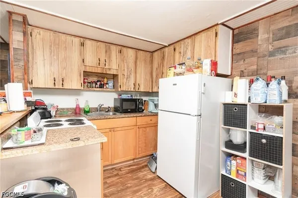 $1,000 | 102 3rd Street, Fort Myers, FL 33907
