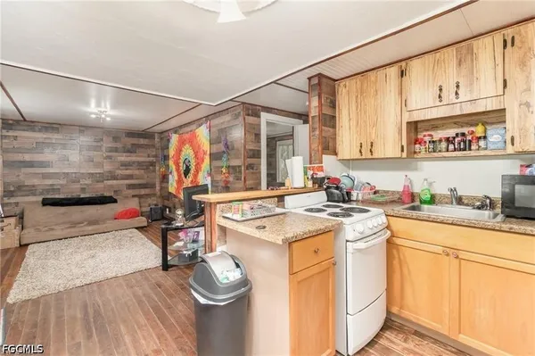 $1,000 | 102 3rd Street, Fort Myers, FL 33907