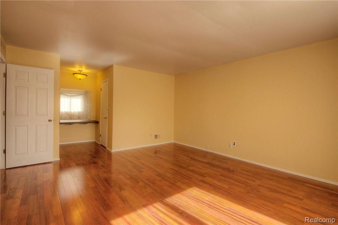 7458 Kingsbridge Road Canton, MI 48187 - Photo 20 of 39 20 MB.jpg