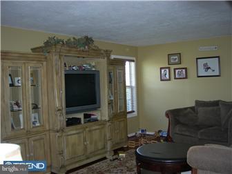 595 Scott Road Pipersville, PA 18947 - Photo 3 of 10 Living Room