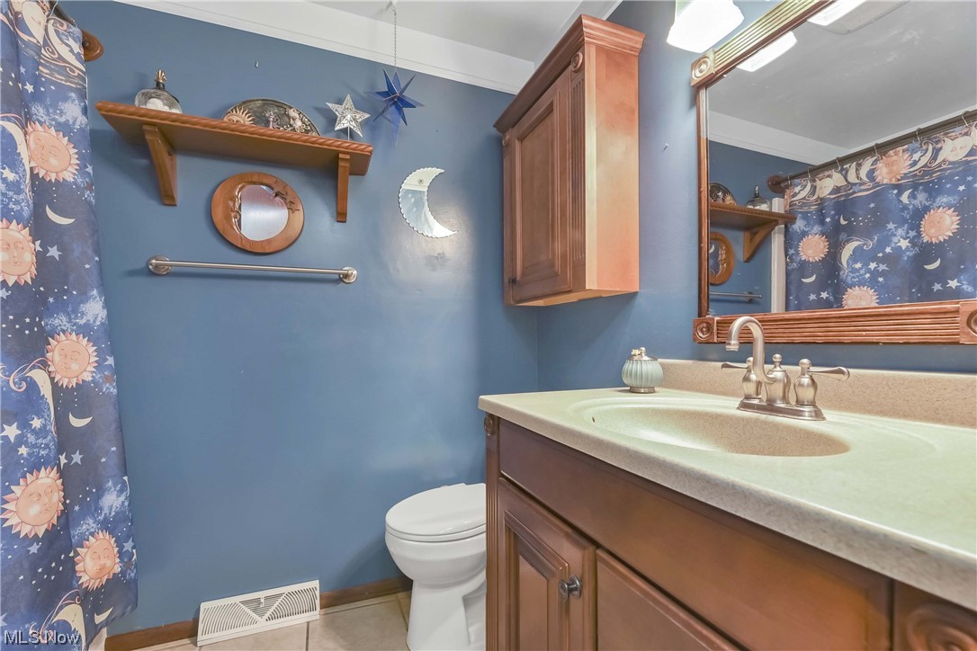 13678 Sheldon Road Brook Park, OH 44142 - Photo 26 of 35 Main Full Bathroom.
