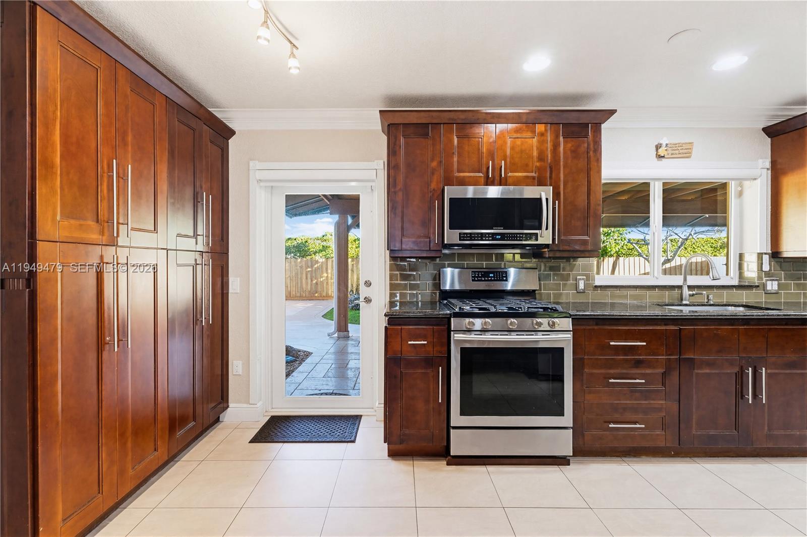 9461 Southwest 31st Terrace Miami, FL 33165 - Photo 14 of 41