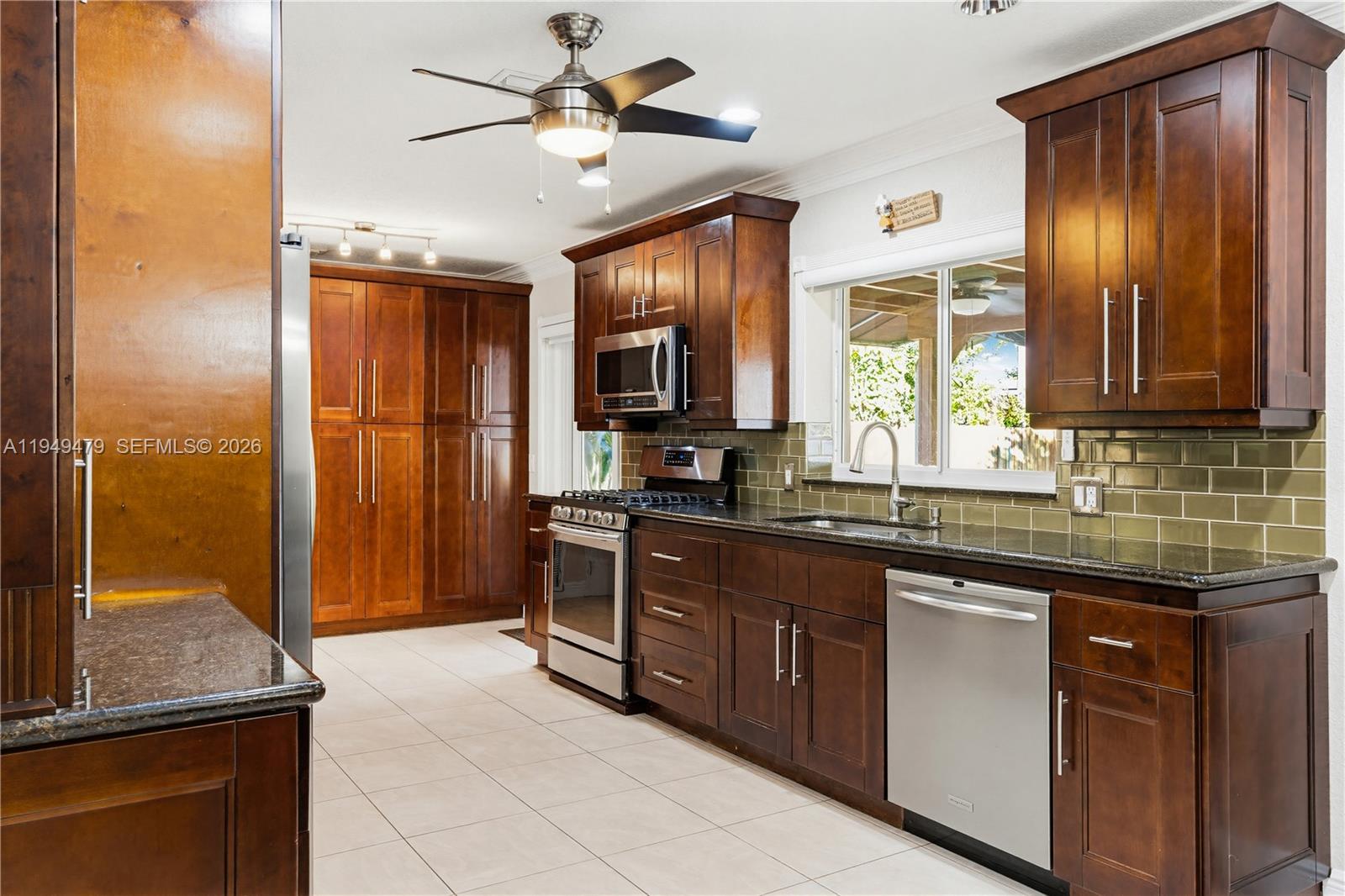 9461 Southwest 31st Terrace Miami, FL 33165 - Photo 15 of 41