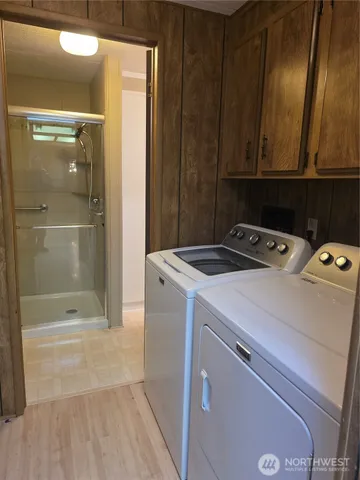 a view of empty room with window