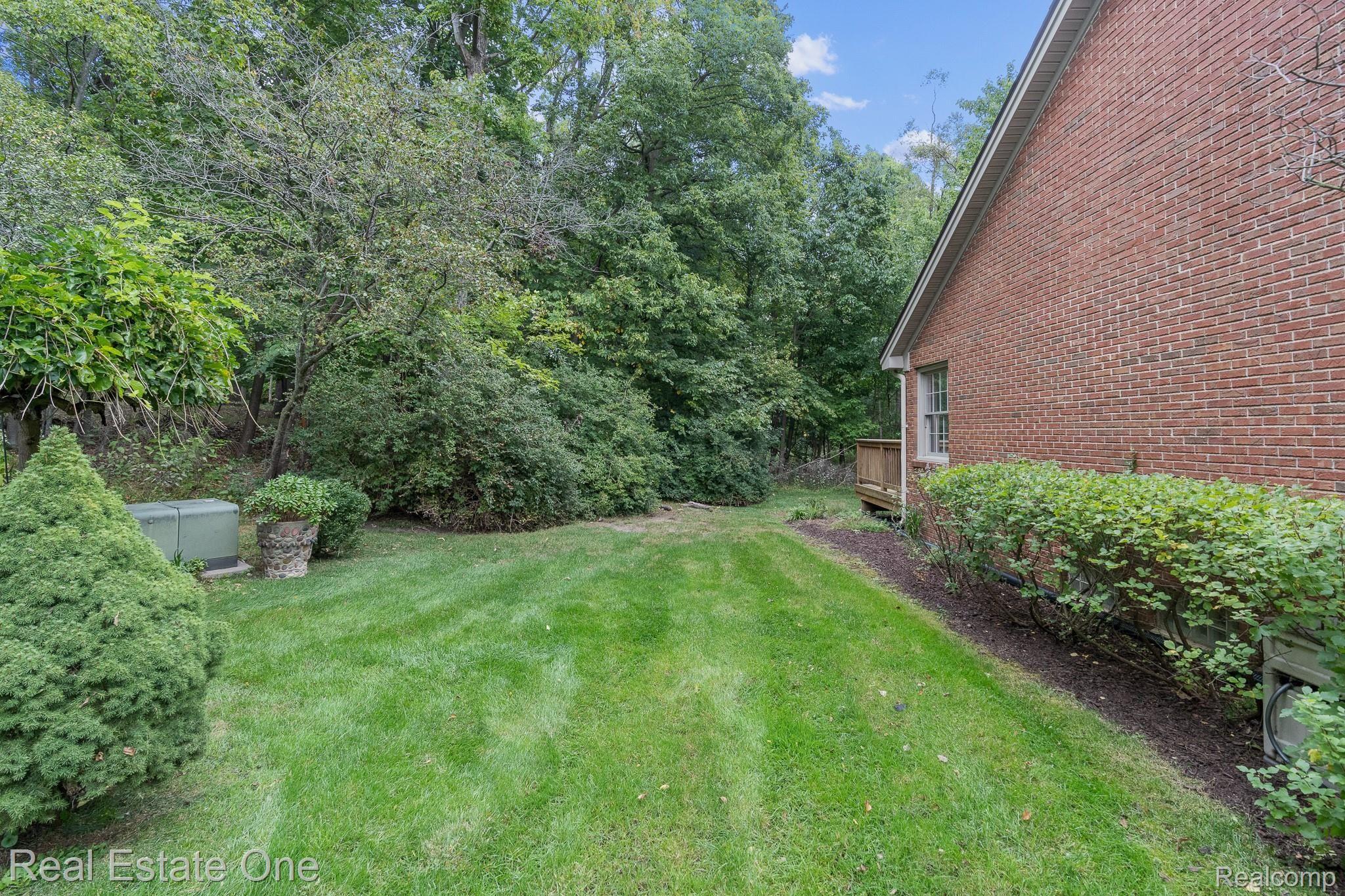 1214 Valley Circle, Unit 9 Rochester, MI 48309 - Photo 28 of 29 Side yard