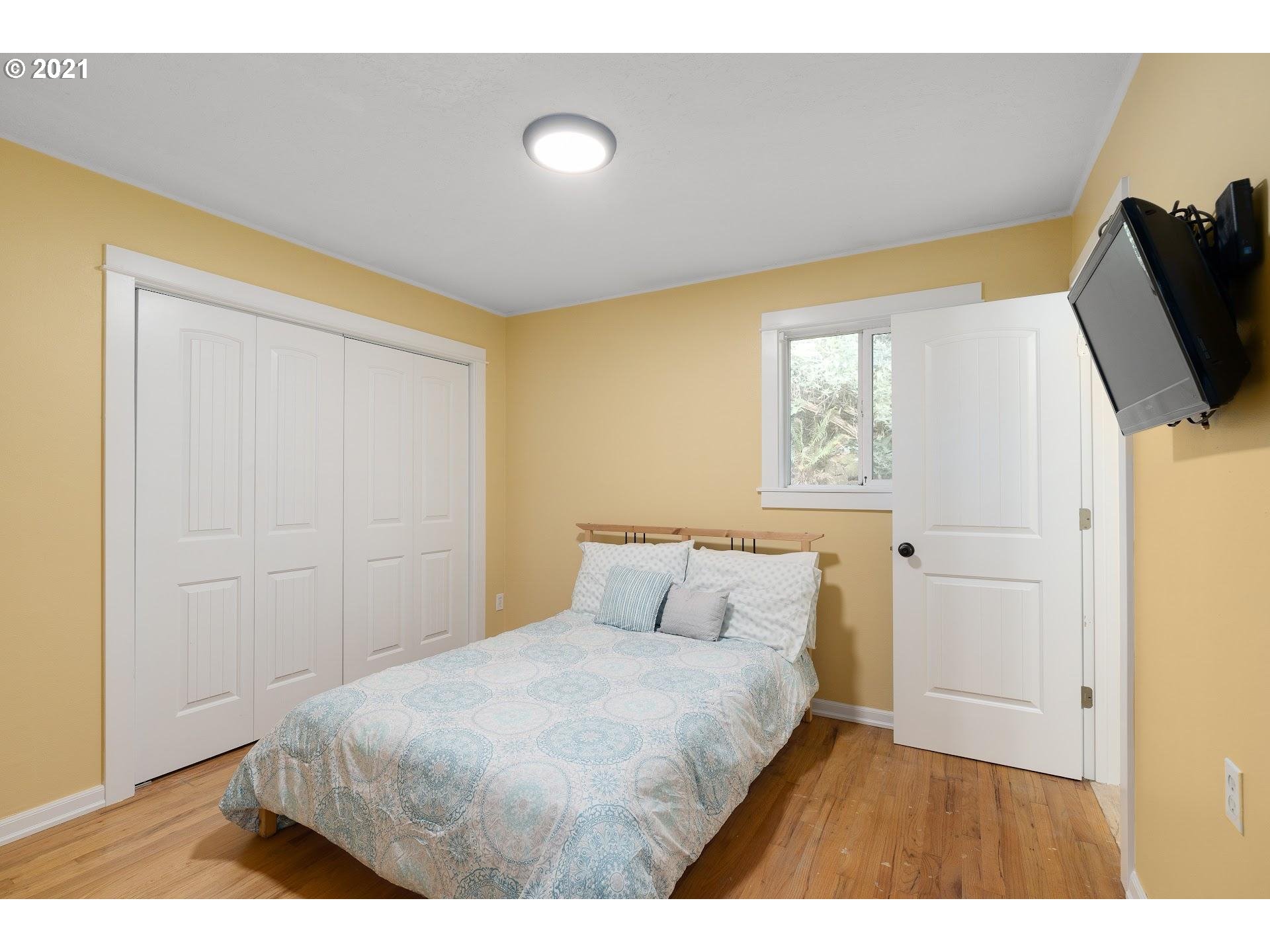 6950 Southeast Deardorff Road Portland, OR 97236 - Photo 12 of 31