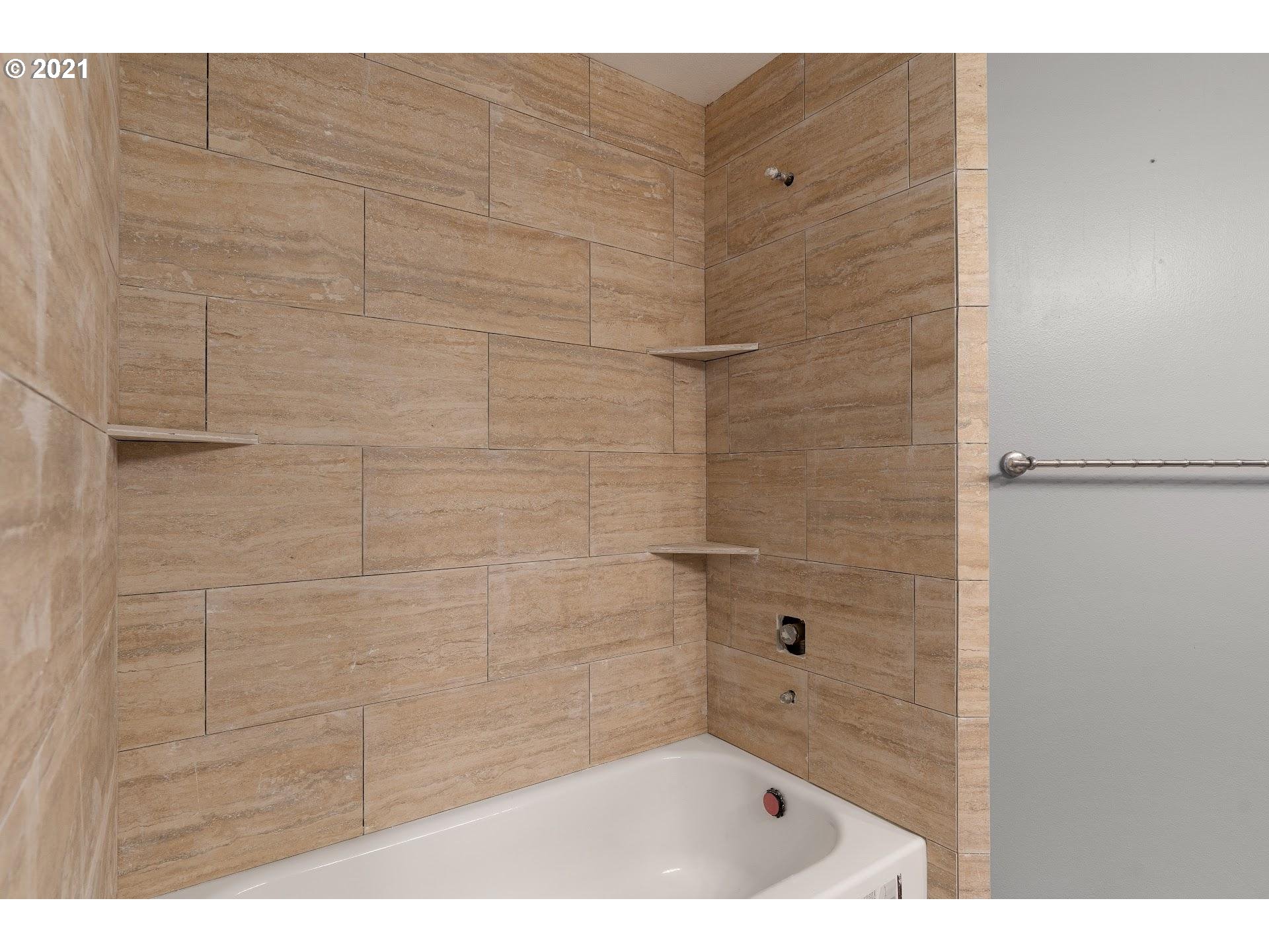 6950 Southeast Deardorff Road Portland, OR 97236 - Photo 14 of 31