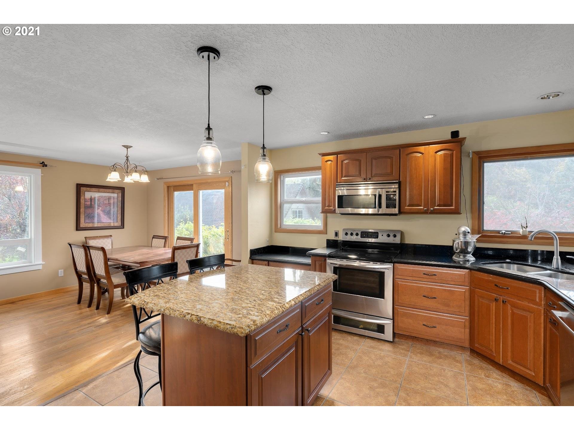 6950 Southeast Deardorff Road Portland, OR 97236 - Photo 5 of 31