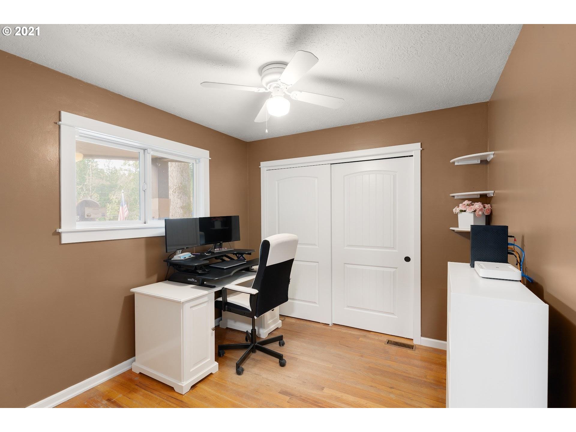 6950 Southeast Deardorff Road Portland, OR 97236 - Photo 9 of 31