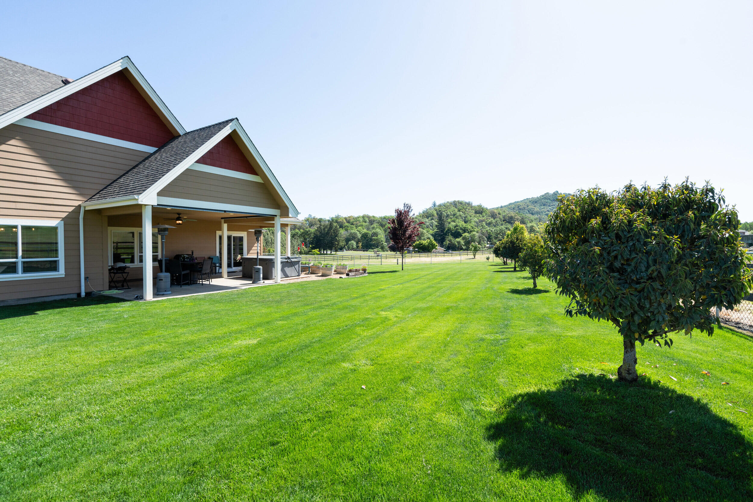 7765 Colonial Way Central Point, OR 97502 - Photo 39 of 50 Large, green backyard