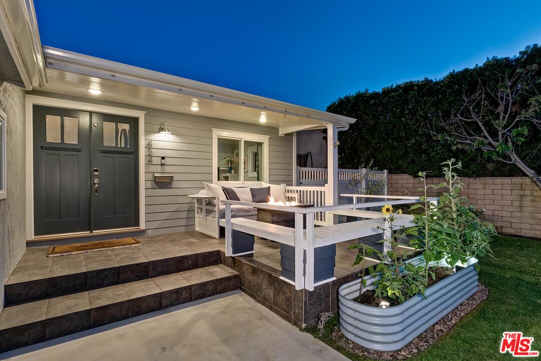 434 West Maple Avenue El Segundo, CA 90245 - Photo 4 of 29 a view of a patio with table and chairs and potted plants