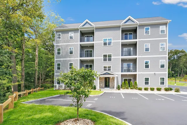 $1,950 | 303 Bridgeport Avenue, Unit 205, Shelton, CT 06484