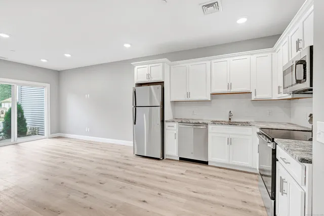 $1,950 | 303 Bridgeport Avenue, Unit 205, Shelton, CT 06484