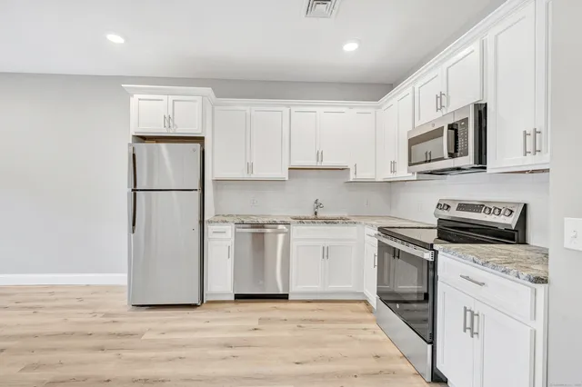 $1,950 | 303 Bridgeport Avenue, Unit 205, Shelton, CT 06484