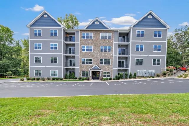 $1,950 | 303 Bridgeport Avenue, Unit 205, Shelton, CT 06484