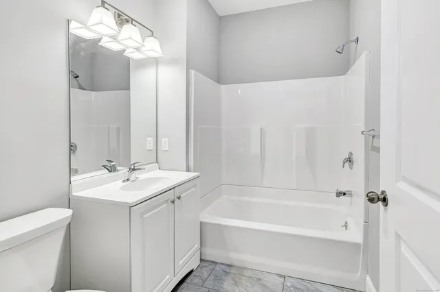 $1,950 | 303 Bridgeport Avenue, Unit 205, Shelton, CT 06484