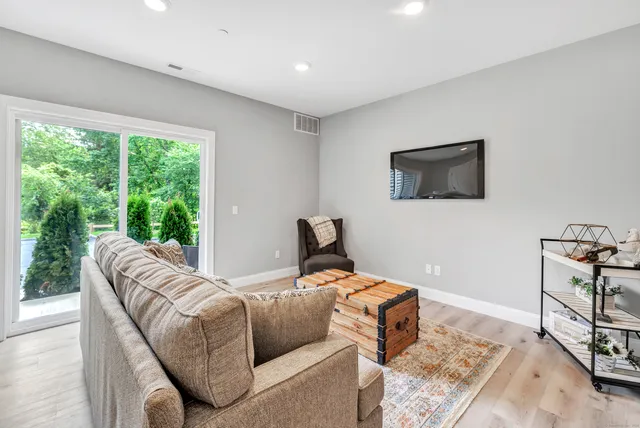 $1,950 | 303 Bridgeport Avenue, Unit 205, Shelton, CT 06484