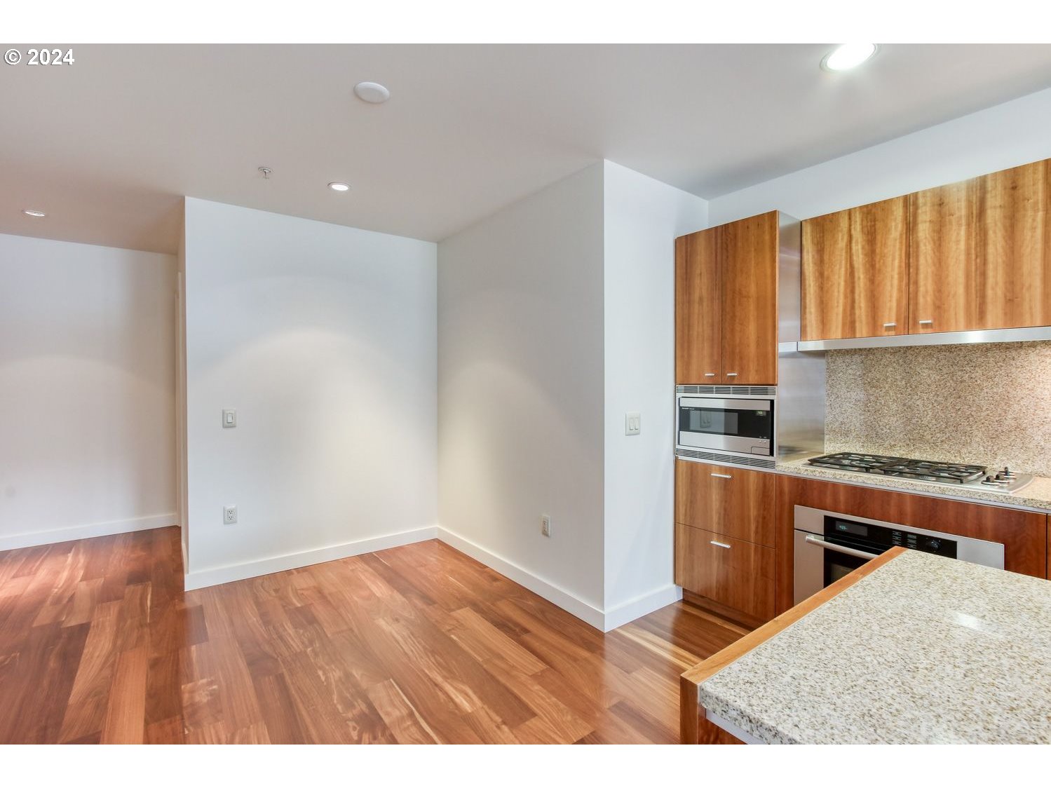 841 Southwest Gaines Street, Unit 512 Portland, OR 97239 - Photo 15 of 35 Gallery Image 15