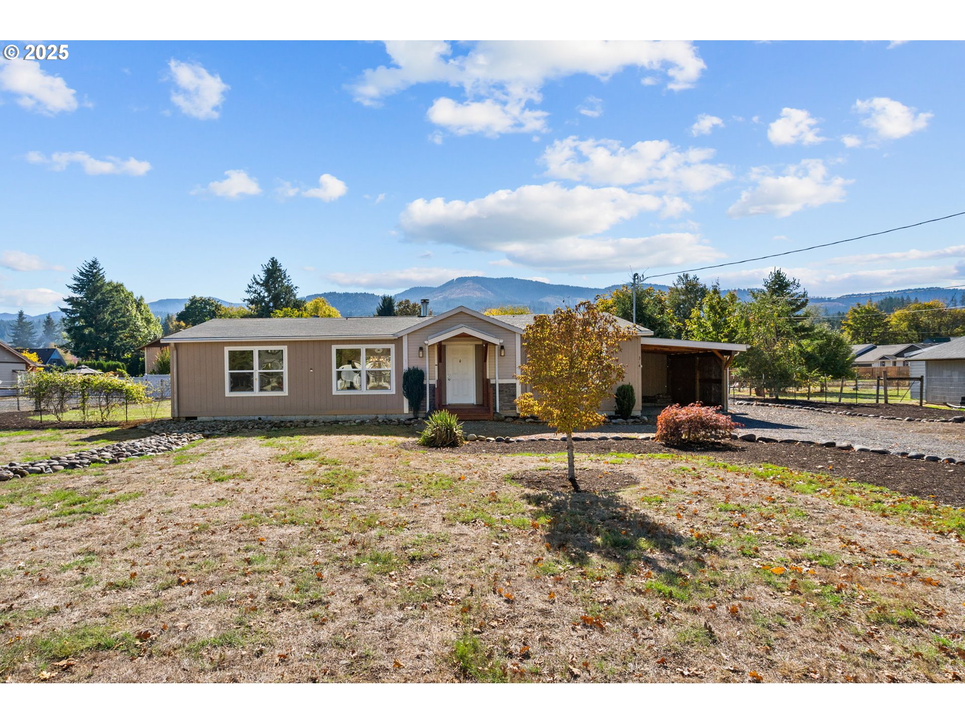 a view of a house with a yard