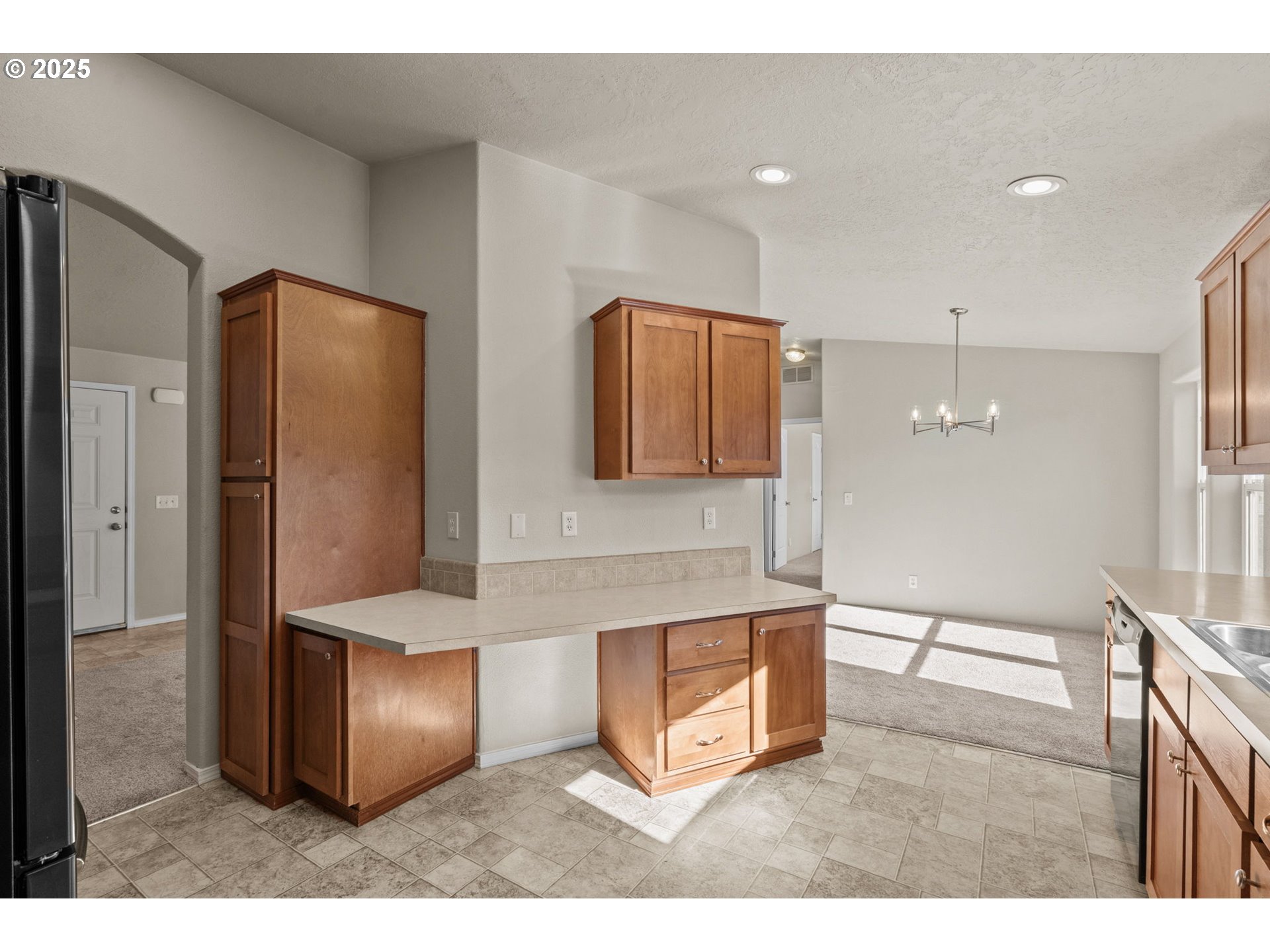 344 Southwest Ivy Street Mill City, OR 97360 - Photo 12 of 38 a kitchen with stainless steel appliances kitchen island granite countertop a refrigerator and a sink