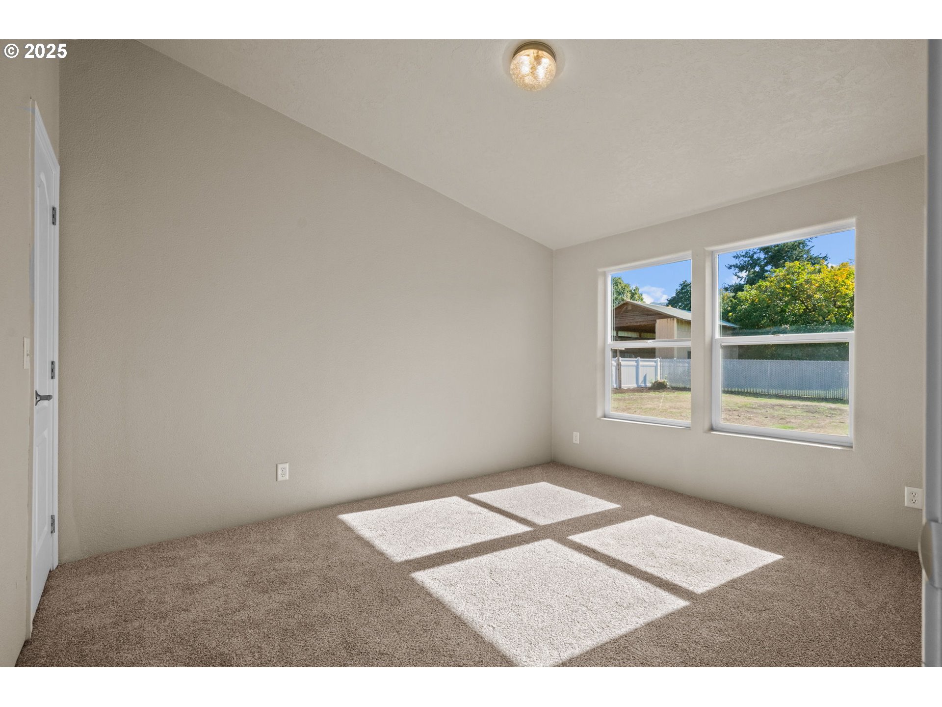 344 Southwest Ivy Street Mill City, OR 97360 - Photo 22 of 38 an empty room with windows