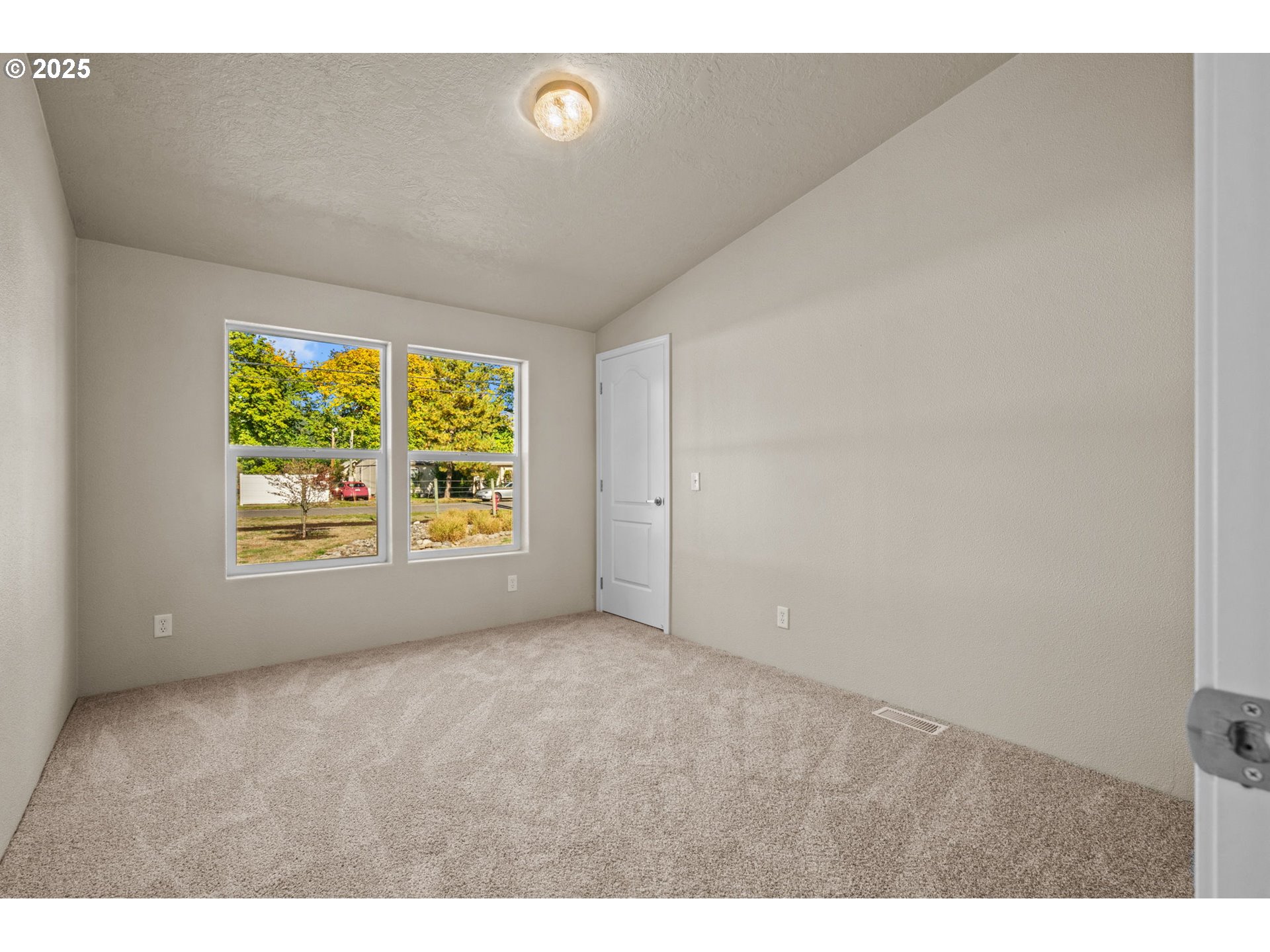 344 Southwest Ivy Street Mill City, OR 97360 - Photo 25 of 38 a view of room with window