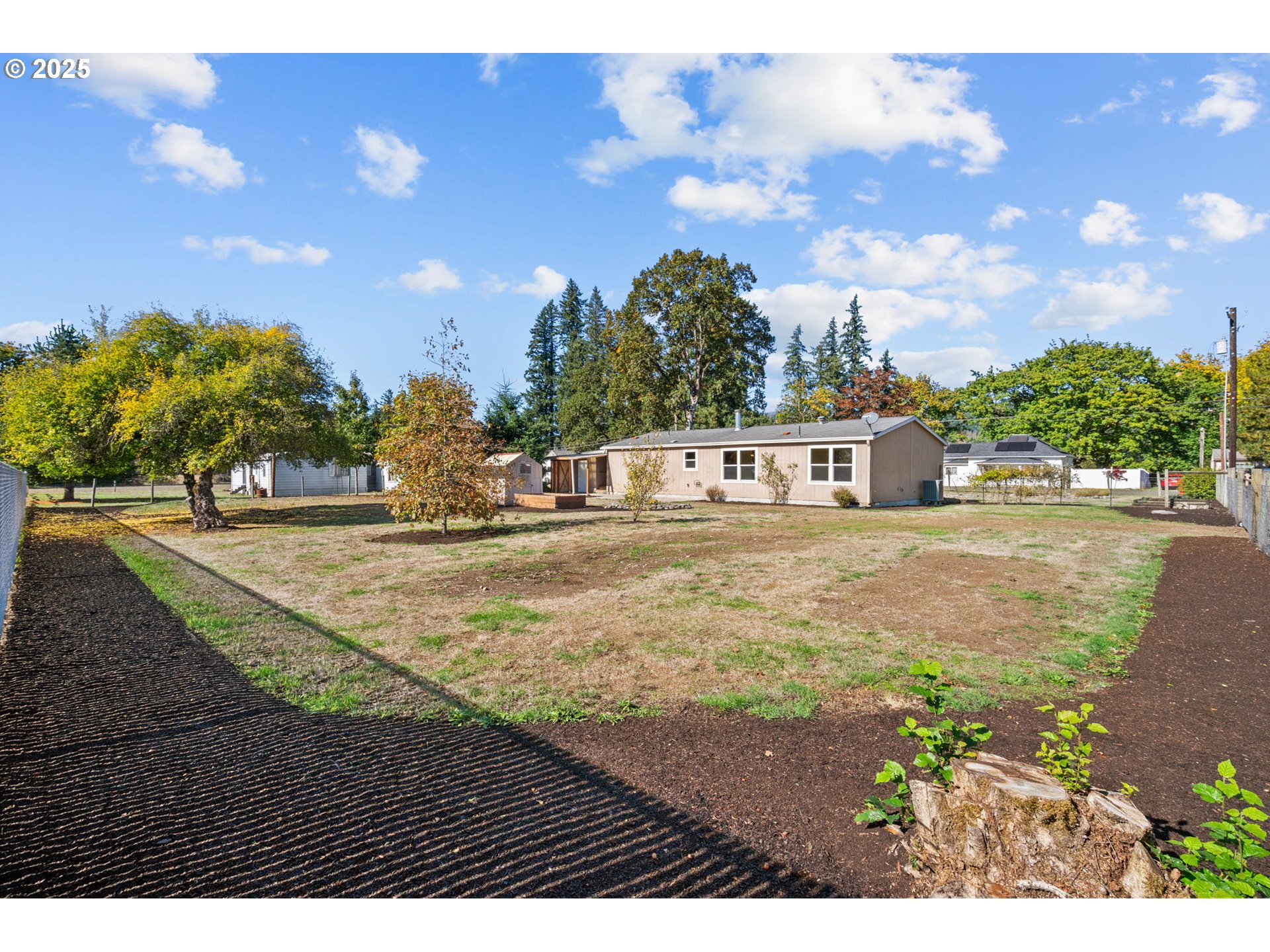 344 Southwest Ivy Street Mill City, OR 97360 - Photo 31 of 38 a view of an outdoor space and basketball court