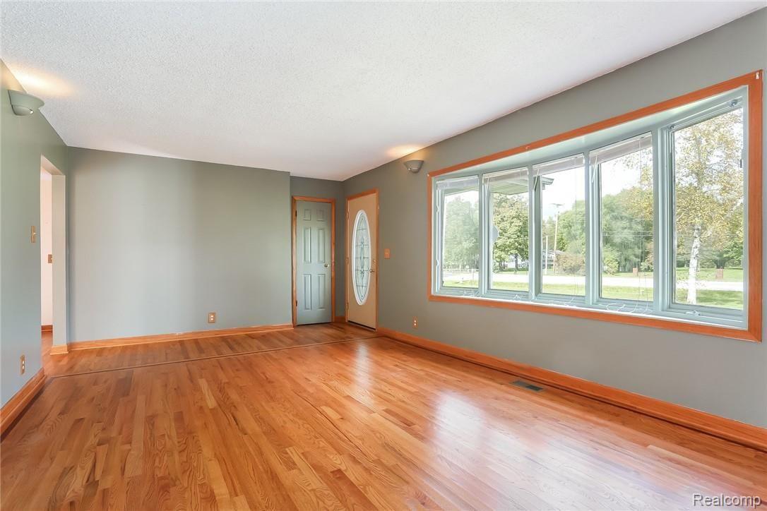 6281 West Vienna Road Clio, MI 48420 - Photo 7 of 37 008-photo-living-room-6464861.jpg