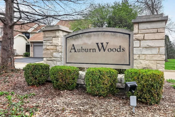 $425,000 | 1015 North Auburn Woods Drive, Palatine, IL 60067