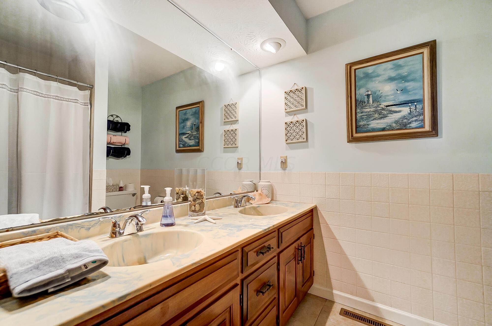 4540 Goodson Road West Jefferson, OH 43162 - Photo 50 of 82 Full hall bathroom