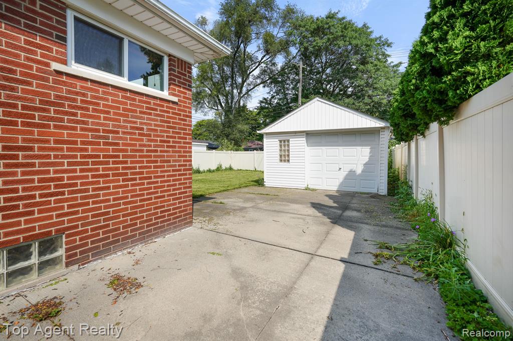 8057 Dale Center Line, MI 48015 - Photo 21 of 24