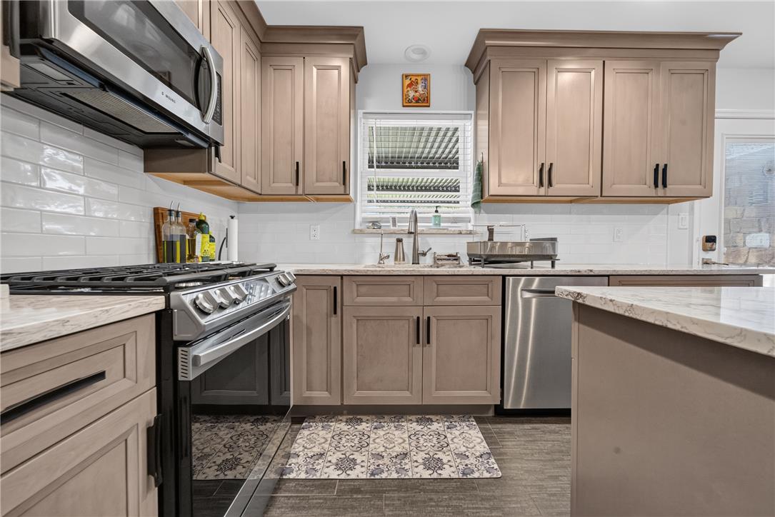 220 Pennbrook Road Stroudsburg, PA 18360 - Photo 8 of 60 Culinary aspirations find their home in this well-appointed kitchen featuring a gas range and stainless steel appliances.