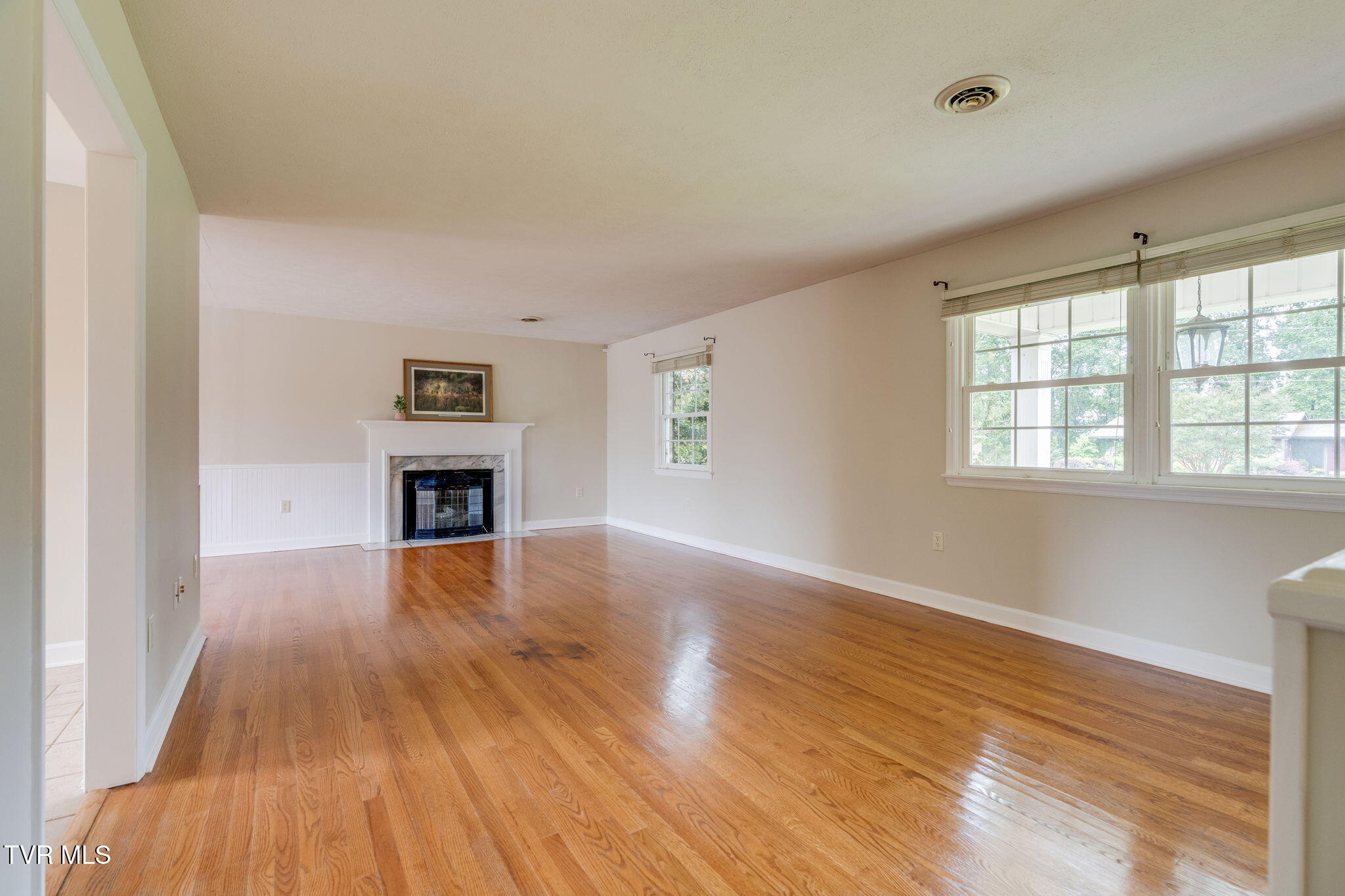 2125 Bonaire Road Kingsport, TN 37660 - Photo 8 of 49 005a-Living