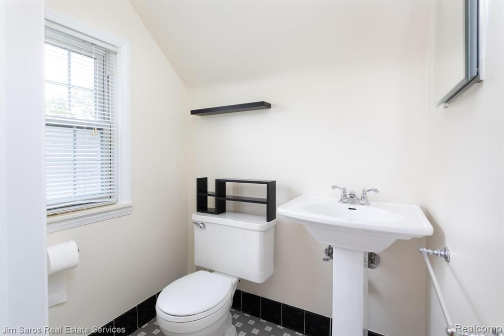 1144 Hampton Road Grosse Pointe Woods, MI 48236 - Photo 12 of 19