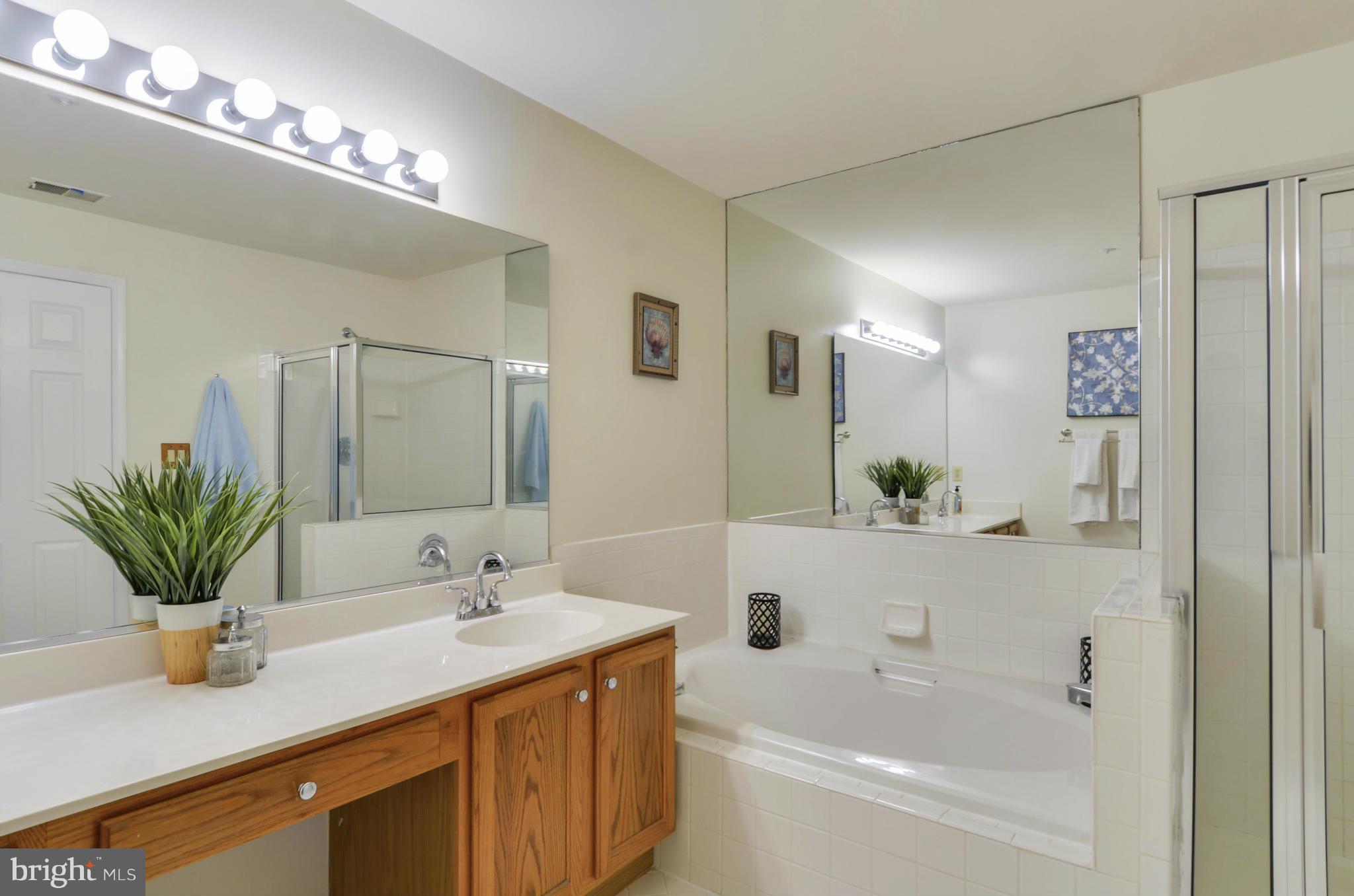 304 Ridgepoint Place, Unit 24 Gaithersburg, MD 20878 - Photo 16 of 30 Bath (Master)
