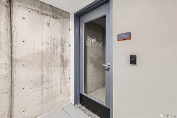 $2,358 | 4900 West 29th Avenue, Unit 211, Denver, CO 80212