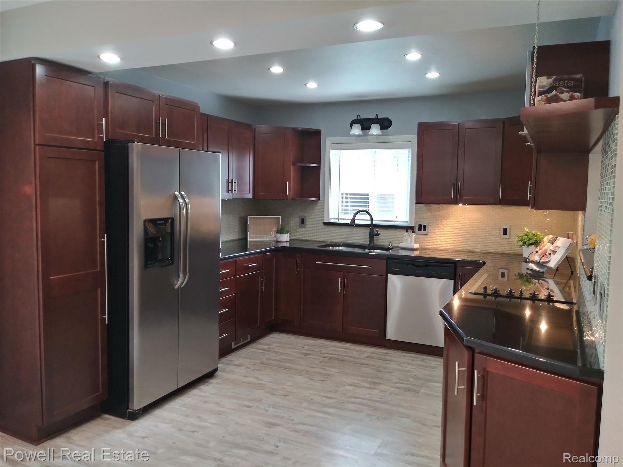 3054 Hessel Avenue Rochester, MI 48307 - Photo 8 of 32 20210508_184553_HDR - Copy.jpg