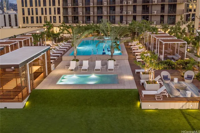 $585,000 | 987 Queen Street, Unit 1806, Honolulu, HI 96814