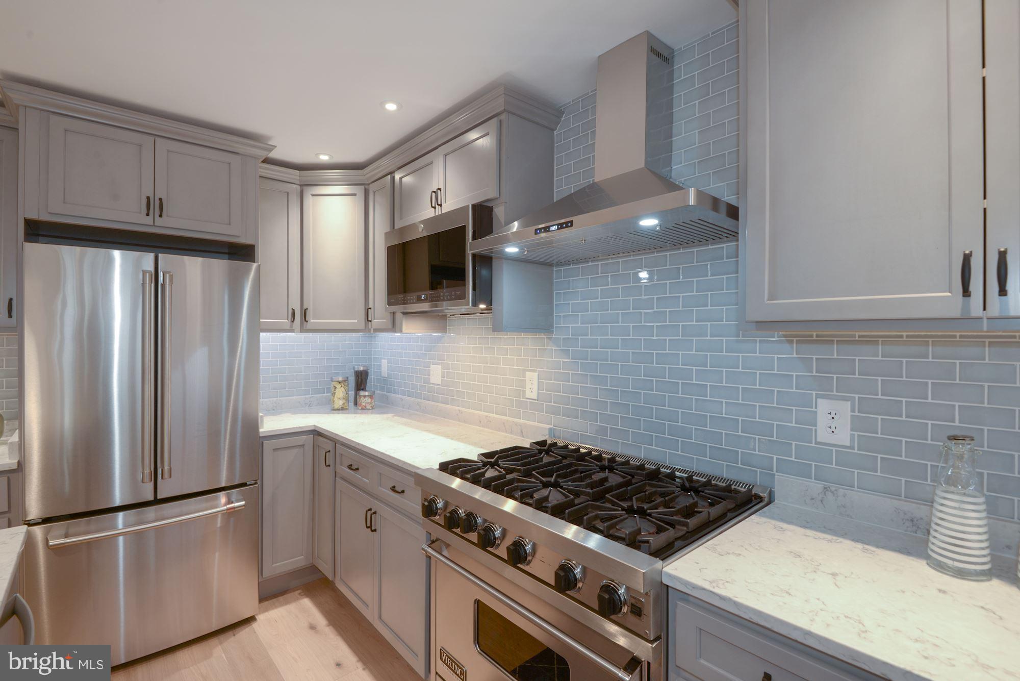 1325 Riggs Street Northwest Washington, DC 20009 - Photo 15 of 51 Kitchen w/ Viking Range