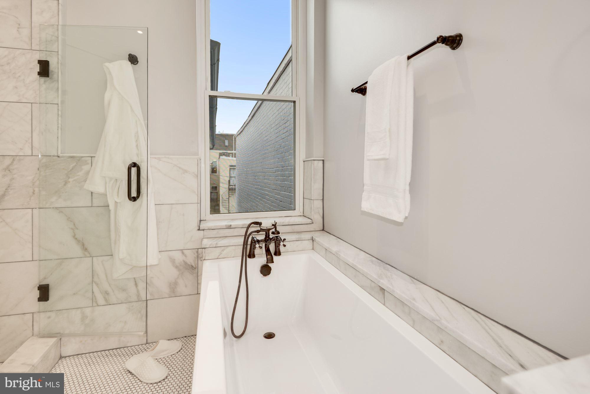 1325 Riggs Street Northwest Washington, DC 20009 - Photo 31 of 51 Soaking tub