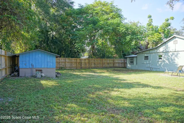 a view of a backyard