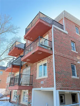 $750,000 | 4038 194th Street, Unit 3B | Auburndale