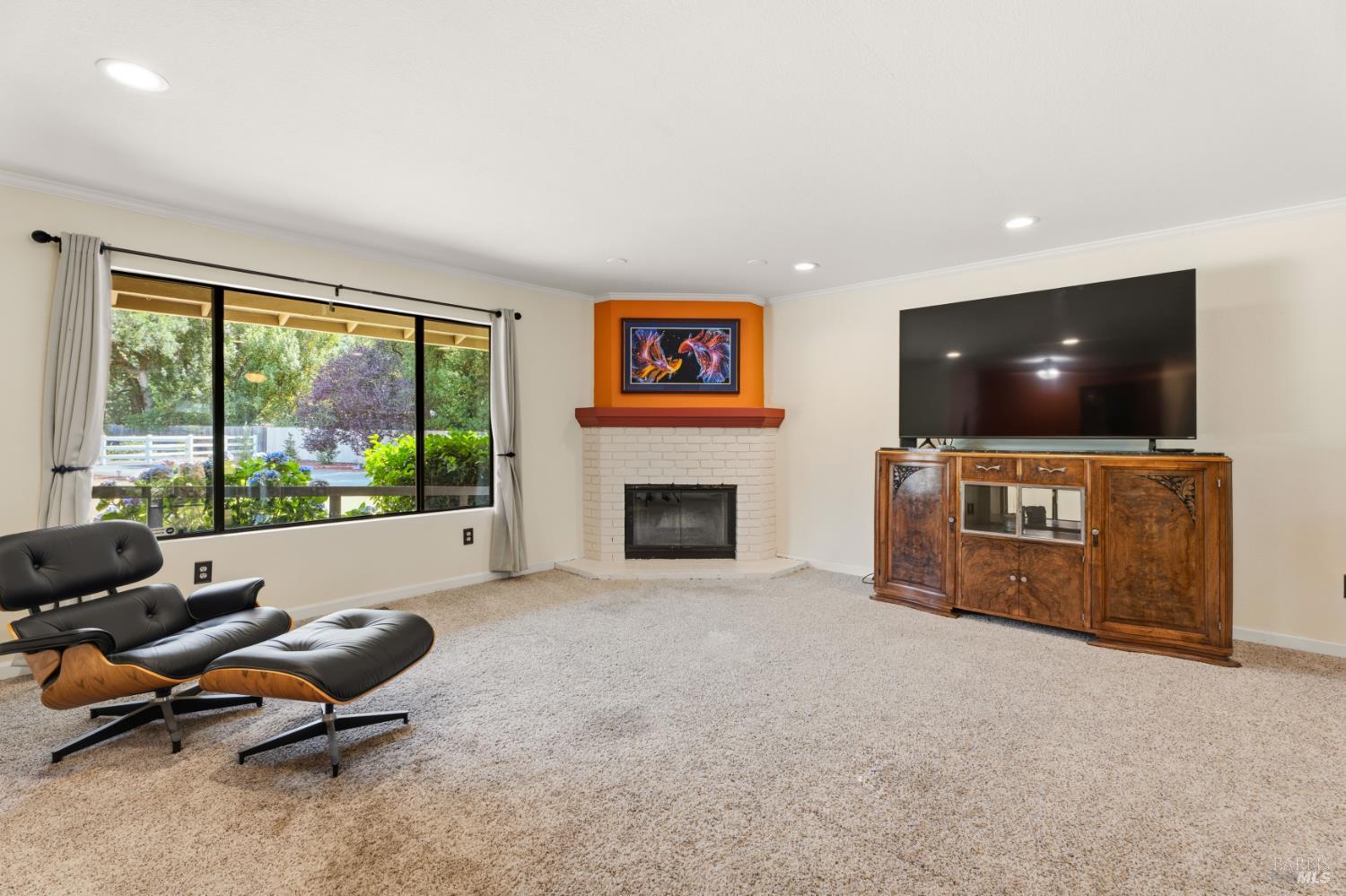 8960 East Road Redwood Valley, CA 95470 - Photo 5 of 37 Living with Fireplace