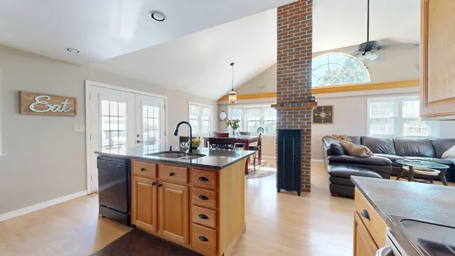 $600,000 | 255 Talbot Avenue, Rockland, ME 04841