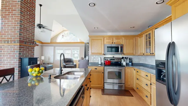 $600,000 | 255 Talbot Avenue, Rockland, ME 04841